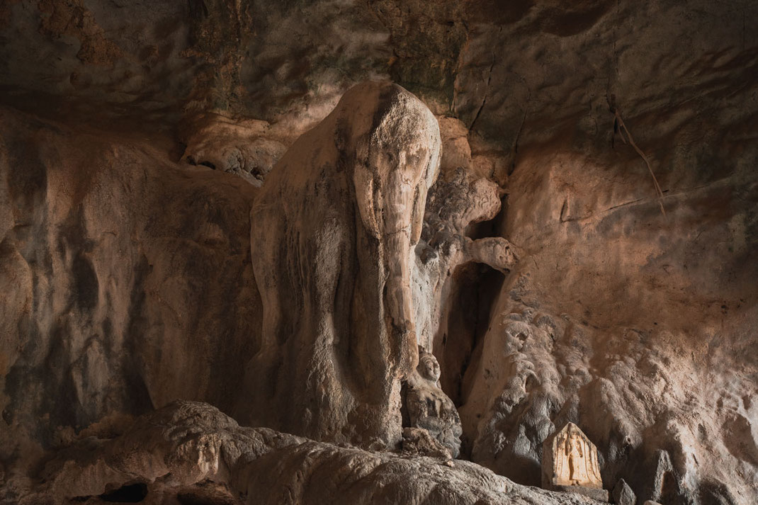 Una piedra con forma de elefante cerca del Blue Lagoon 4 en Vang Vieng.