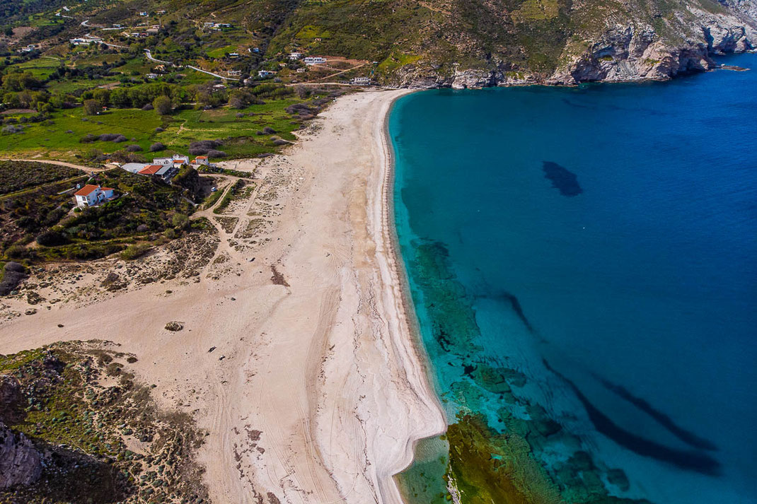 Drohnenaufnahme von einen einsamen Strand im Süden der Insel Euböas.