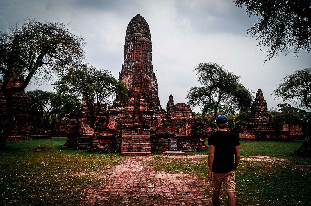 Un hombre pasea hasta el Prang de Wat Phra Ram.