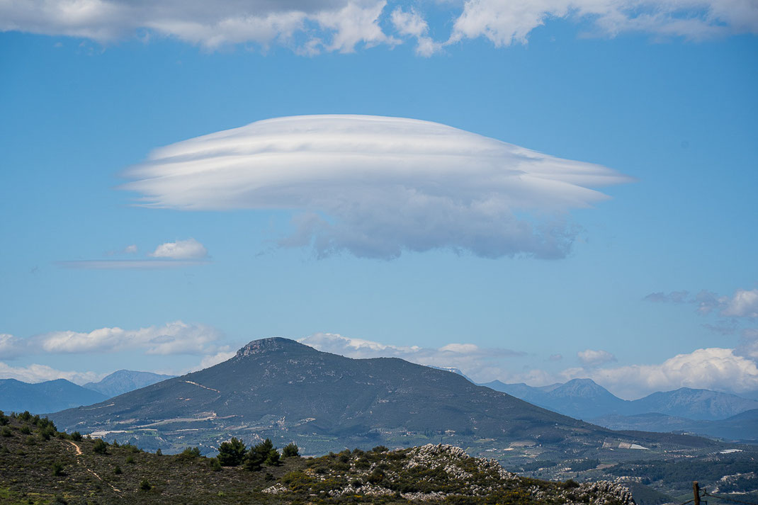 Ein hoher Berg in der Nähe der antiken Ausgrabungstätte von Korinth.