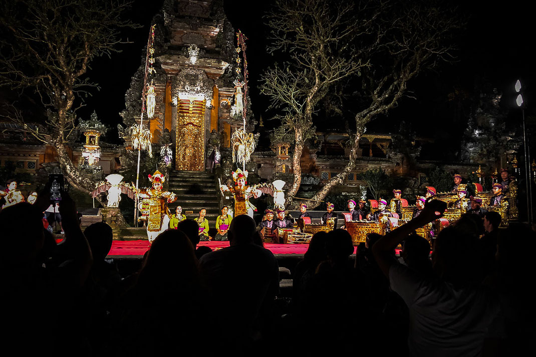 Dance performance in the evening at Pura Taman Saraswati.