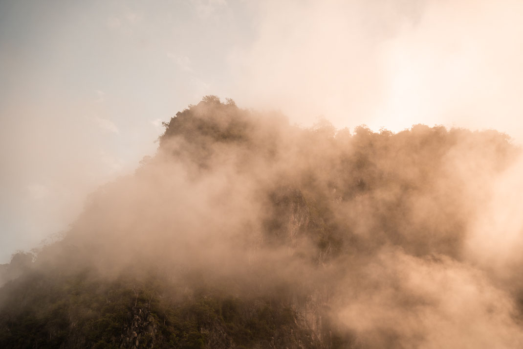 Nebelverhangene Berge zum Sonnenaufgang am Wat Pa Tam Wua Kloster.