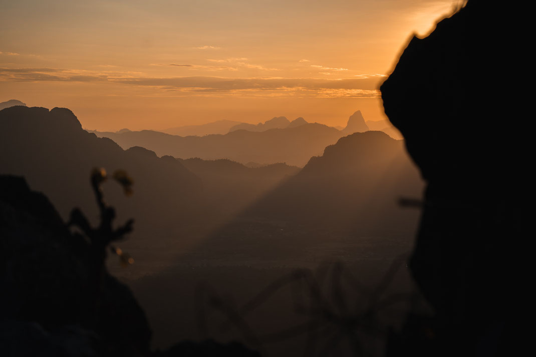 Das Bergpanorama in der Nähe von Vang Vieng zum Sonnenuntergang.