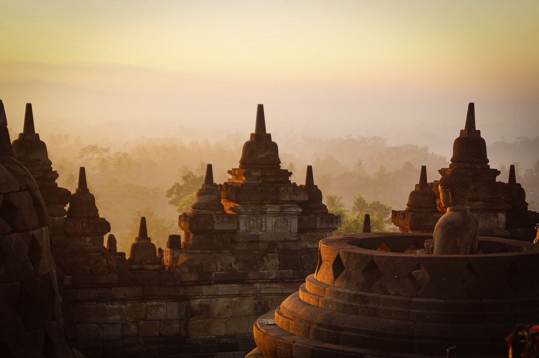 Sonnenaufgang am Tempel Borobudur in Indonesien.
