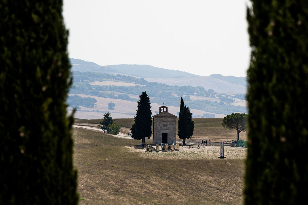 Einsame kleine Kapelle auf einem Hügel im Val d‘Orcia.