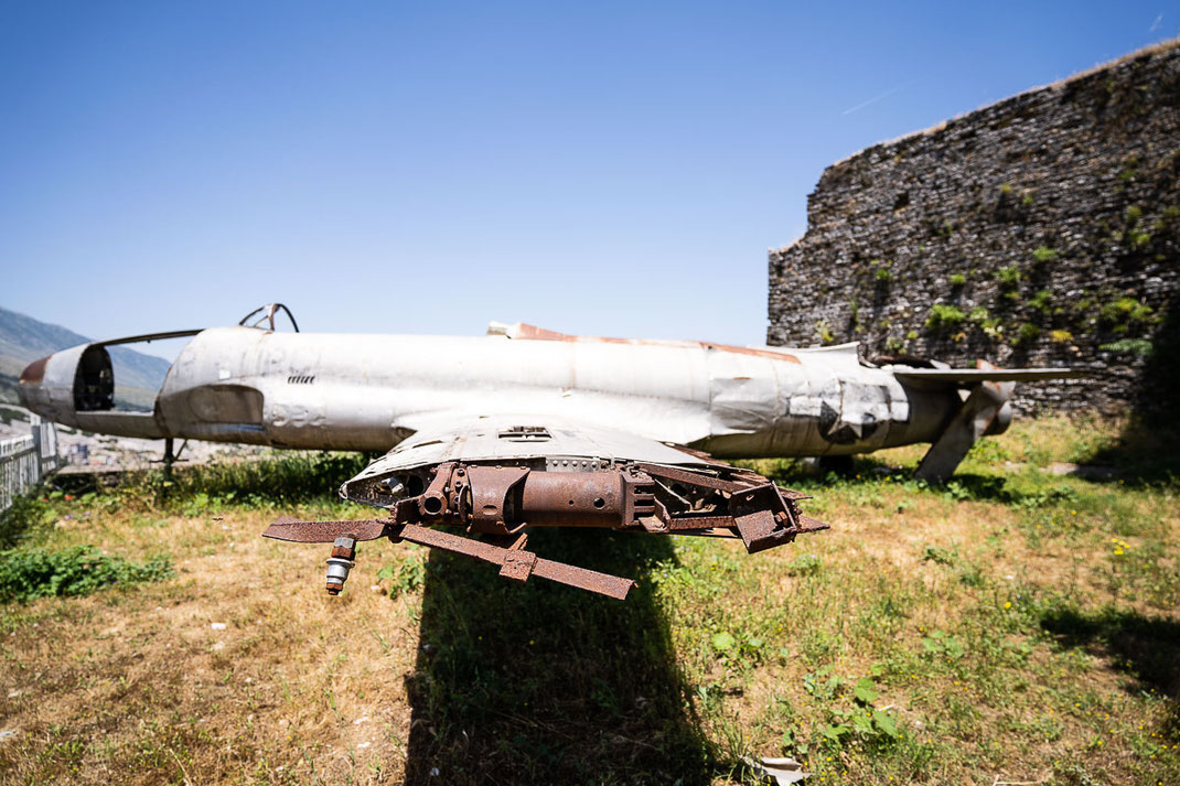 Altes Flugzeugwrack aus der 2. Weltkrieg in der Burg von Gjirokastra.