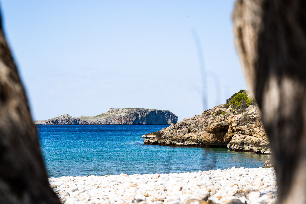 Ausblick auf Tigani von einem Strand von Peloponnes.