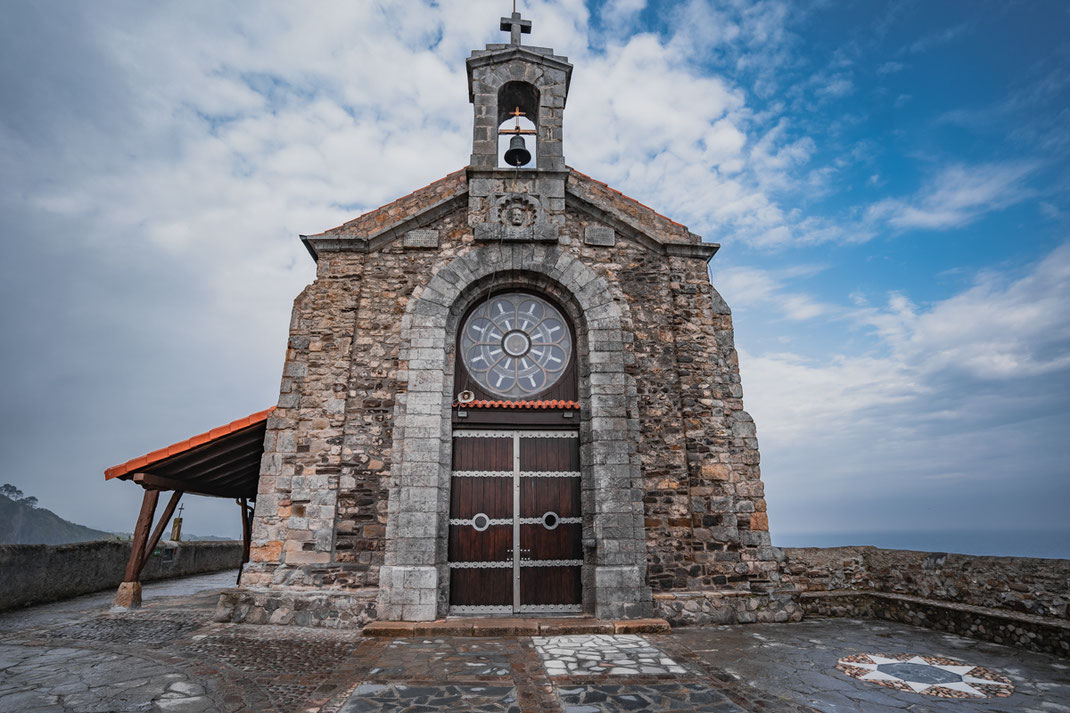 Die Kapelle von San Juan Gaztelugatxe thront hoch über dem steinigen Felsen.