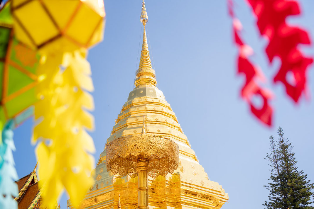 Ein goldener Turm mit reich verzierter Dekoration im Wat Phra That Doi Suthep.