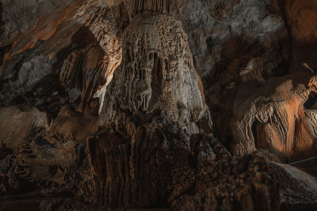 En la cueva de Tham Chang encontrará las formaciones rocosas más extrañas.
