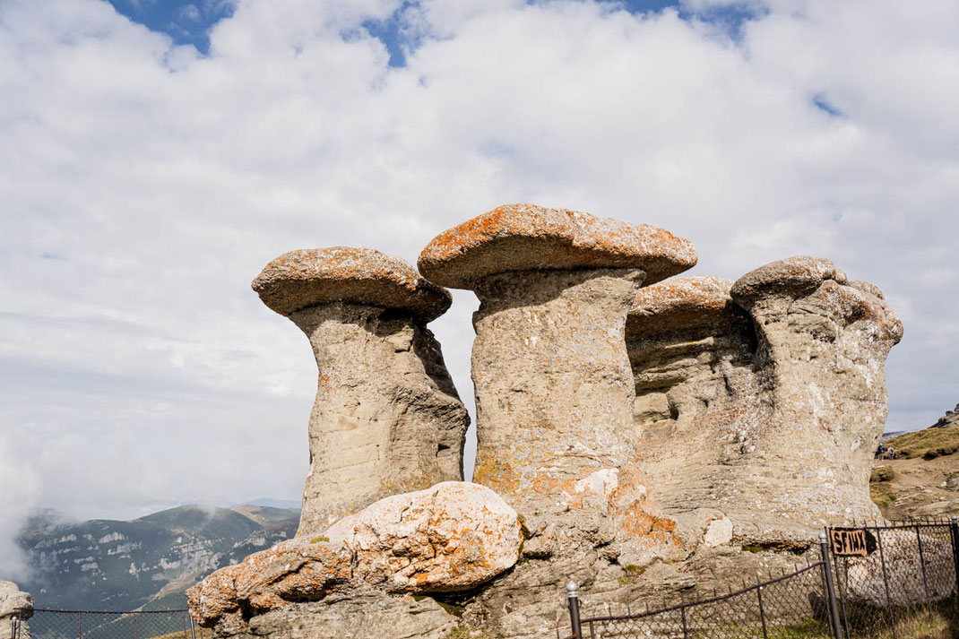 Felsformationen die über die Jahre durch Erosion entstanden sind im Bucegi Nationalpark.