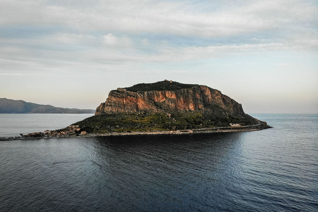 Riesiger Gesteinsbrocken, der eine Insel bildet auf der sich die kleine Stadt Monemvasia befindet.