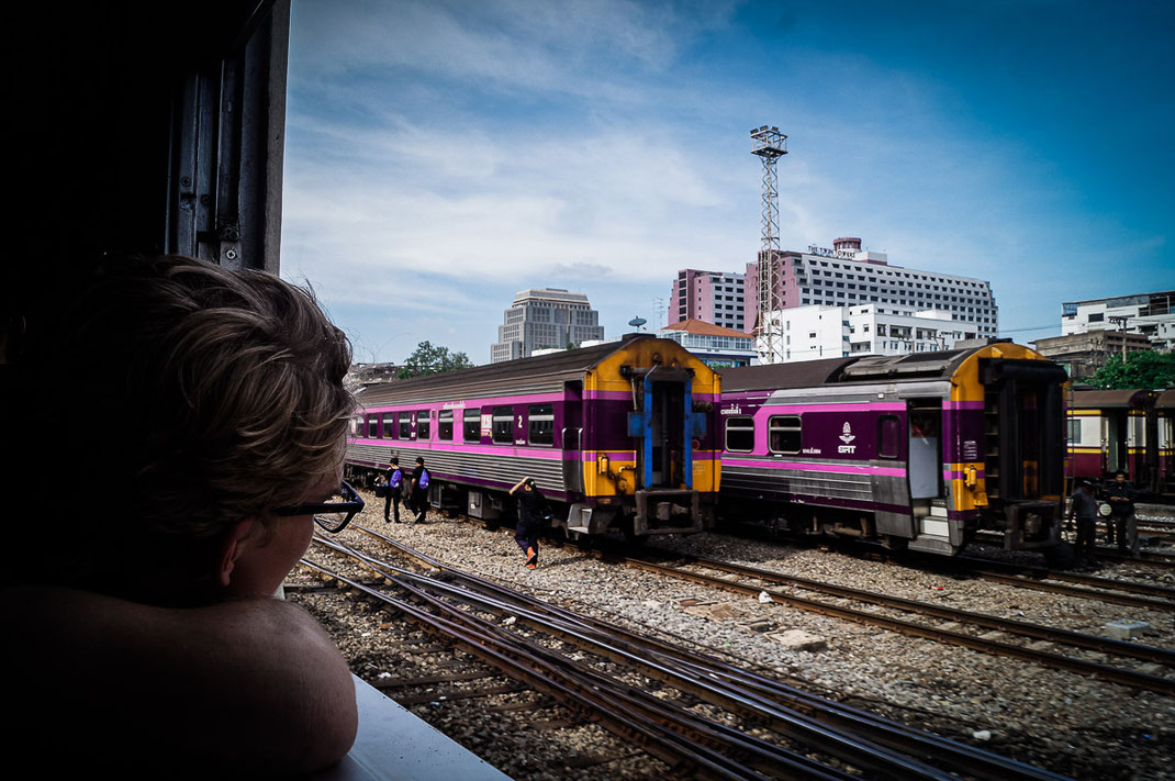 Transfer Thailand, Zugfahrt, Bahnhof