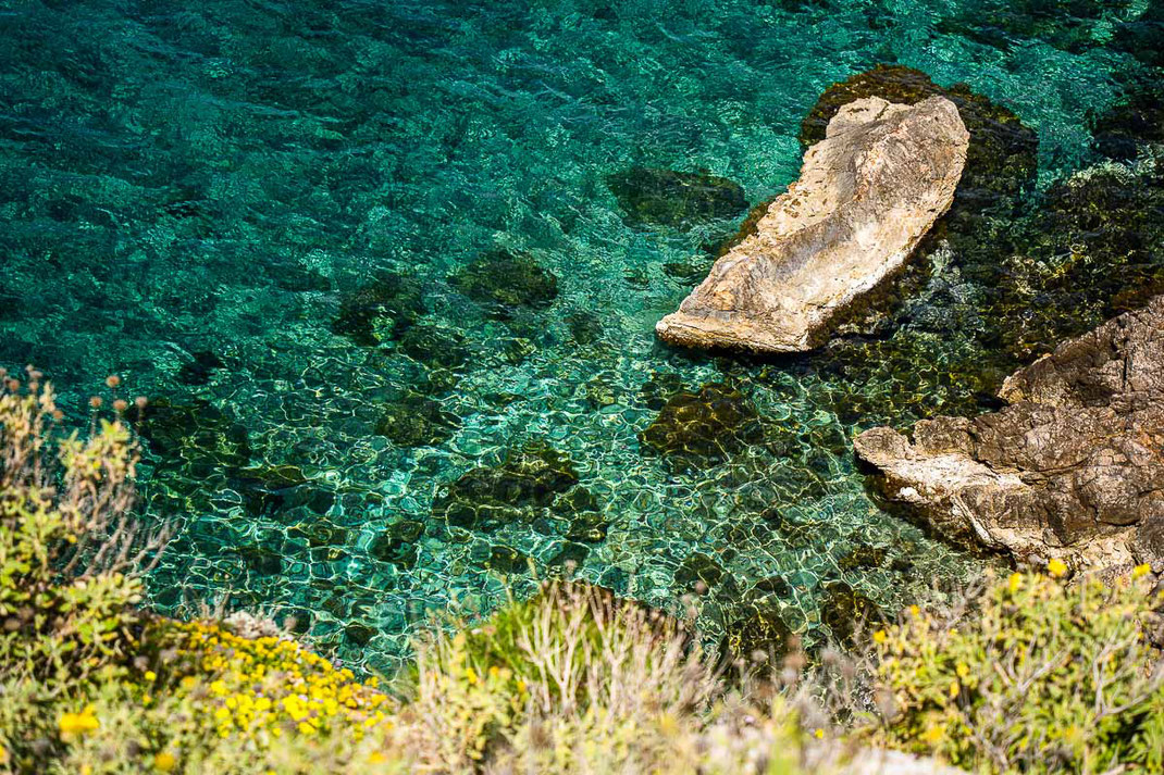 Kristallklares Wasser auf der Insel Hydra.
