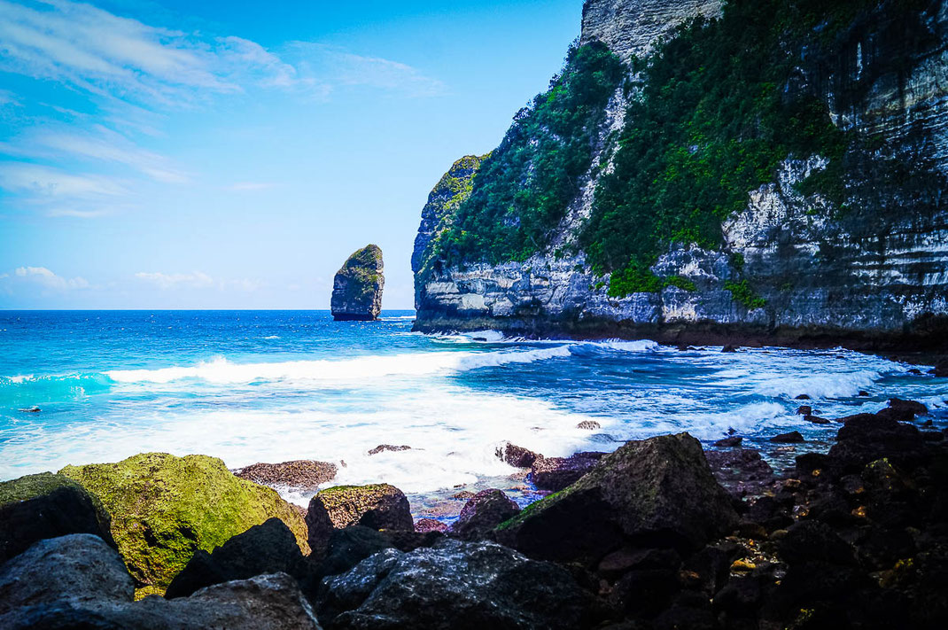 腾贝岭秘密海滩的海景和高高的悬崖。