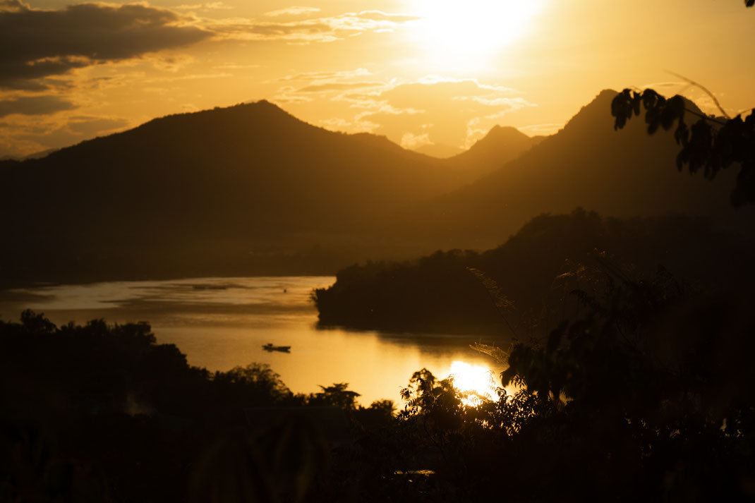 Puesta de sol en el monte Phou Si con el río Mekong y las montañas circundantes.