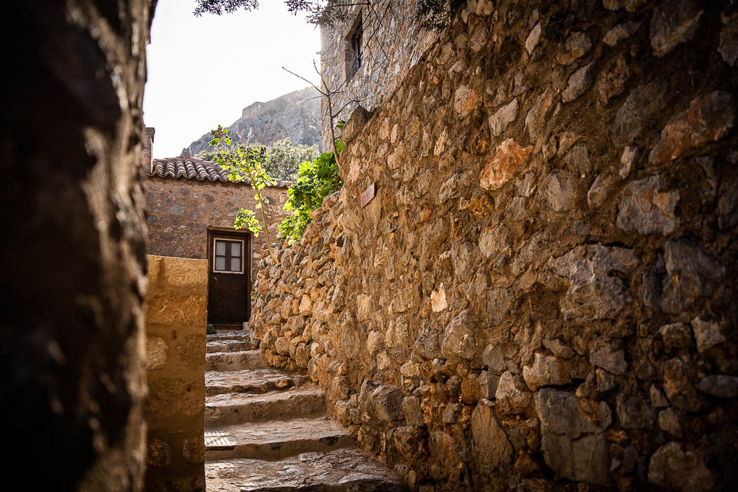 Malerische mediterane Gasse in der Burgstadt Monemvasia.