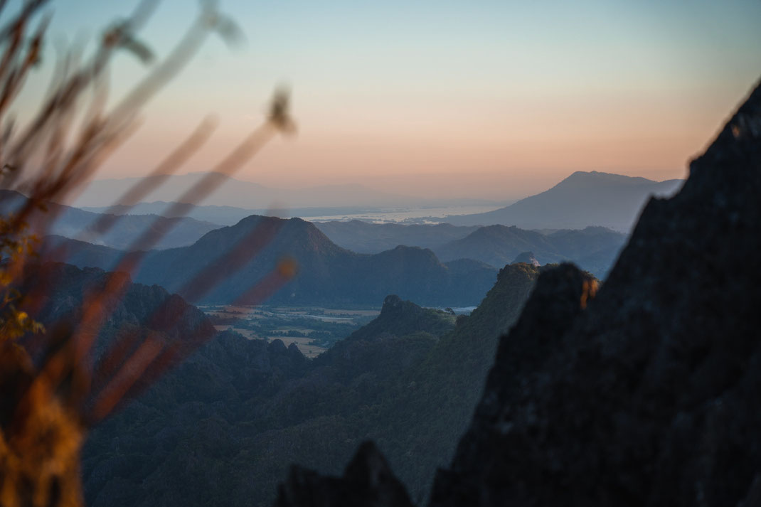 Le panorama des montagnes près de Vang Vieng au coucher du soleil.