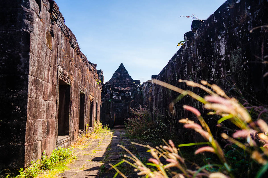 Les anciennes ruines de Vat Phou près de Pakse en plein jour.