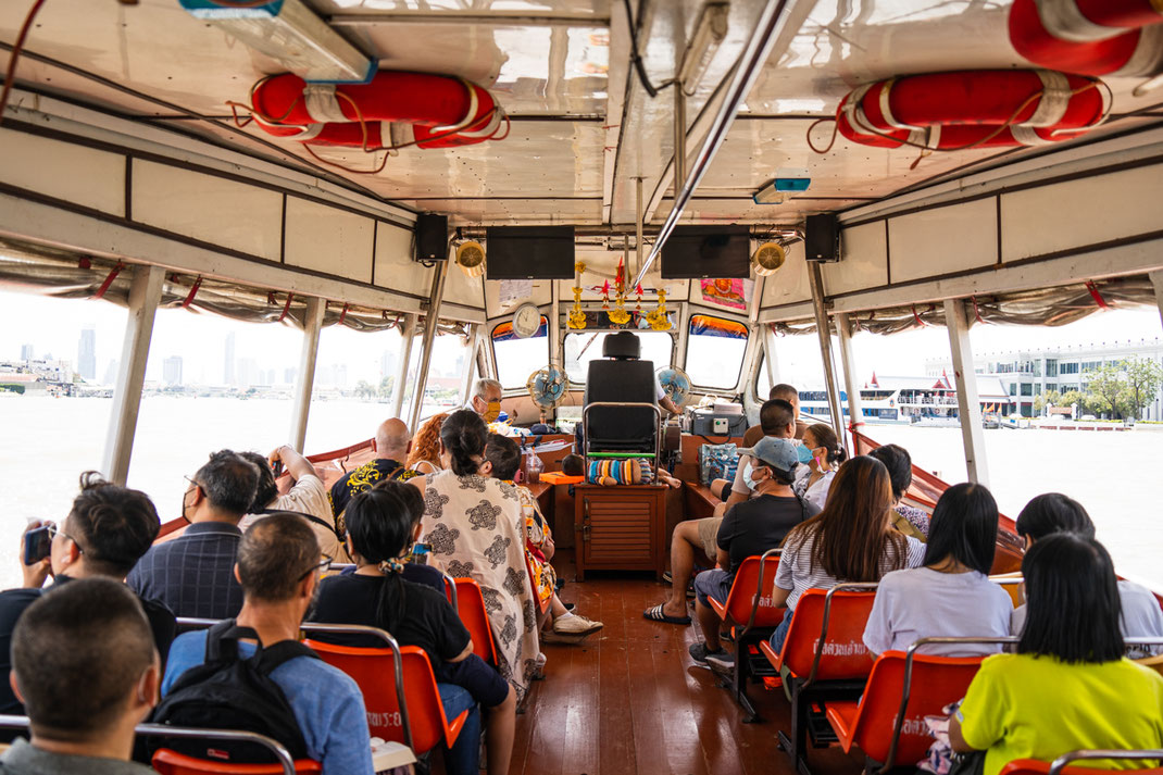 Boot untertags auf den Fluss Chao Phraya mit den Wat Arun im Hintergrund.