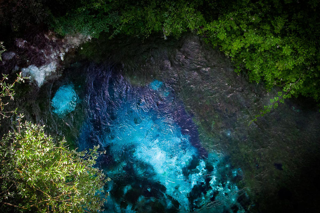 Malerische und farbenfrohe Quelle Blue Eye in Albanien.