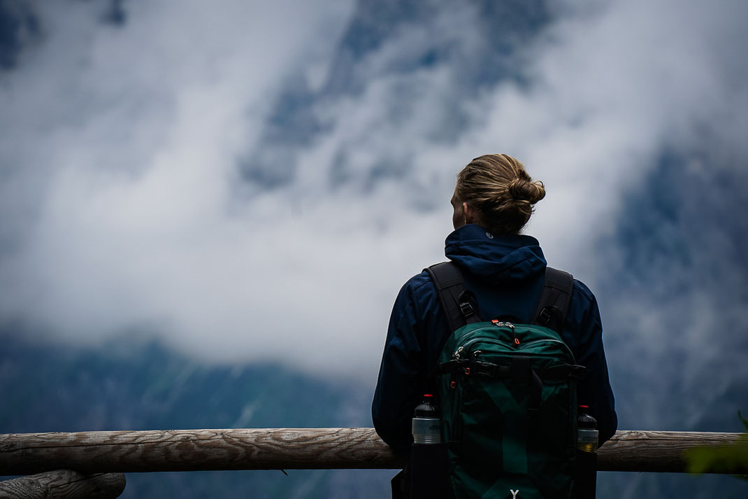 Mann blickt auf den wolkenverhangenen Watzmann und Königssee.