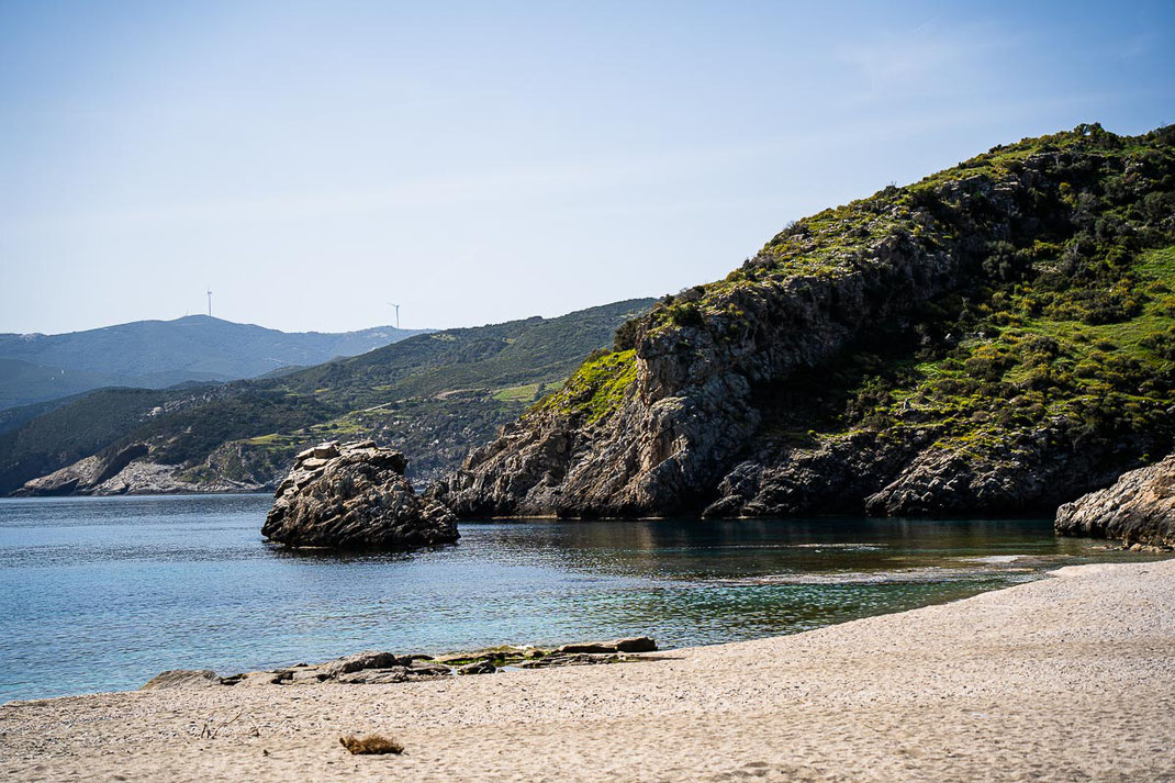 Limionas Beach an Euböas Ostküste mit Felsen und Büschen.