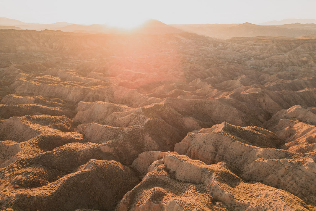 Die Landschaft der Wüste Gorafe zum Sonnenuntergang.