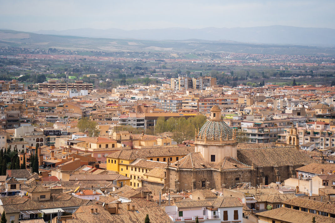 Ausblick auf die Kathedrale von Granada am Morgen.