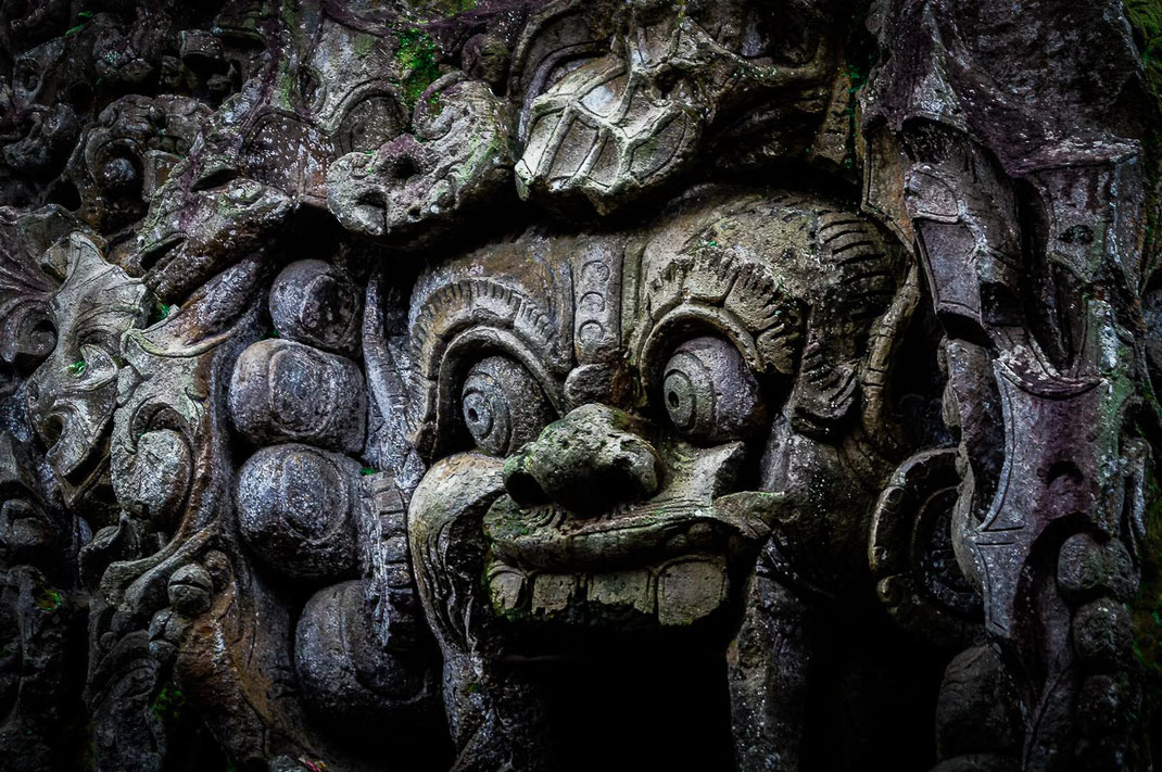 Entrée de Goa Gaja avec des démons sculptés dans la pierre.