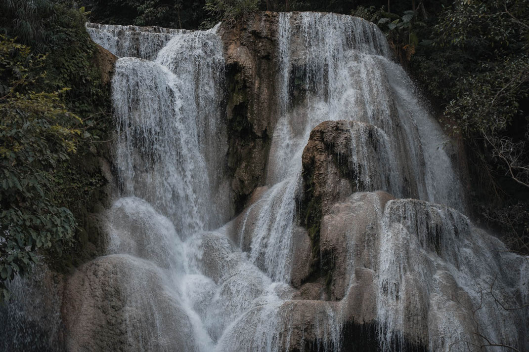 Nahaufnahme des Tat Kuang Si Wasserfalls.