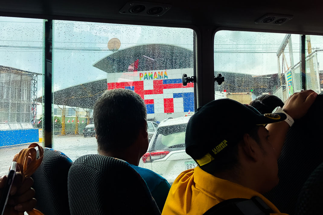 Voller Bus am Grenzübergang Costa Rica - Panama.