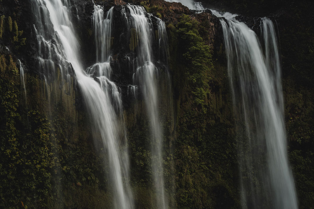 对博拉文高原上的塔元昂瀑布进行长时间曝光。