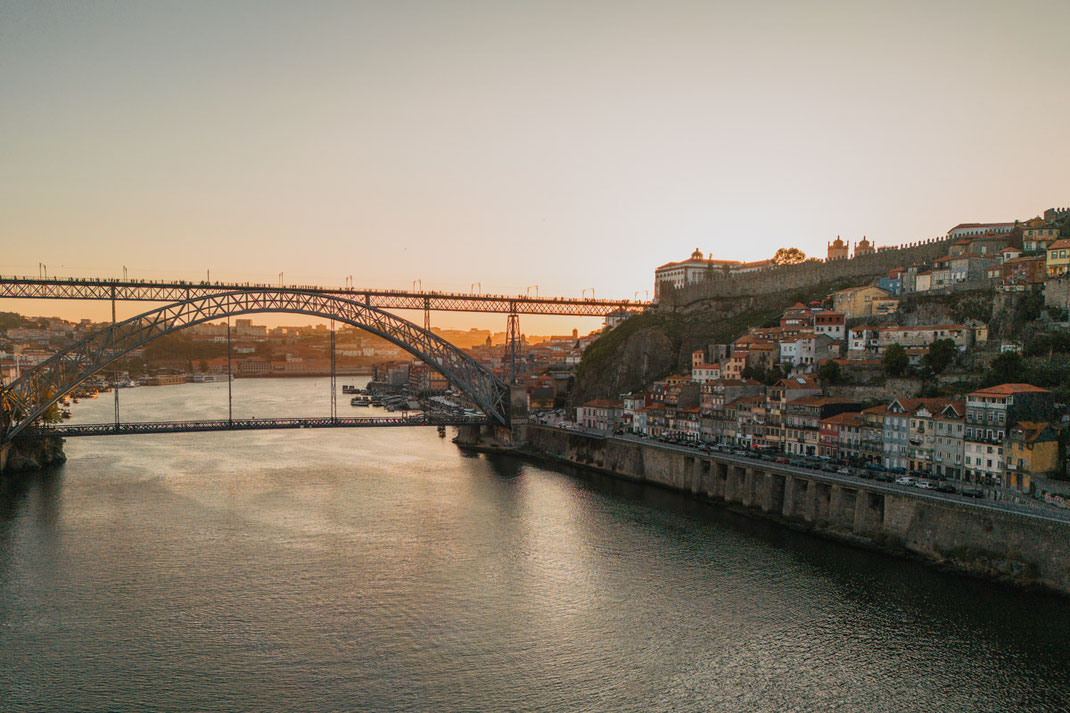 Der Fluss Duoros teilt Porto in zwei Stadtteile, die in der untergehenden Sonne in einem ganz besonderen Licht erstrahlen.