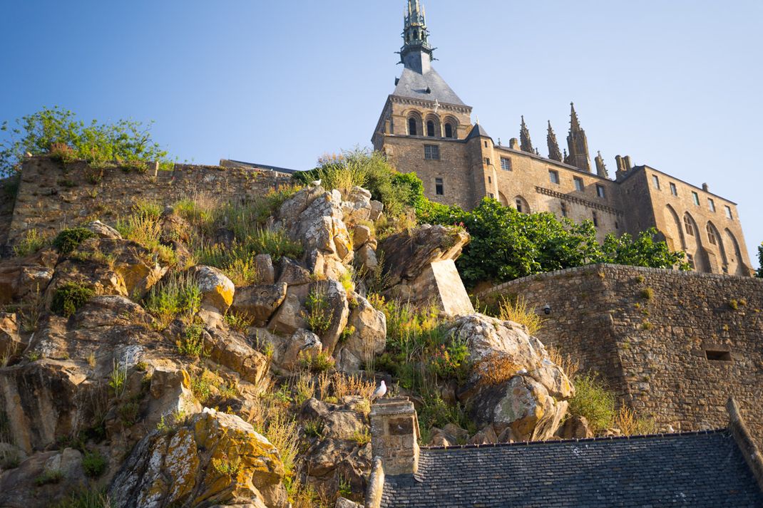 Der Felsen Mont-Saint-Michel steht auf einem felsigen Berg.