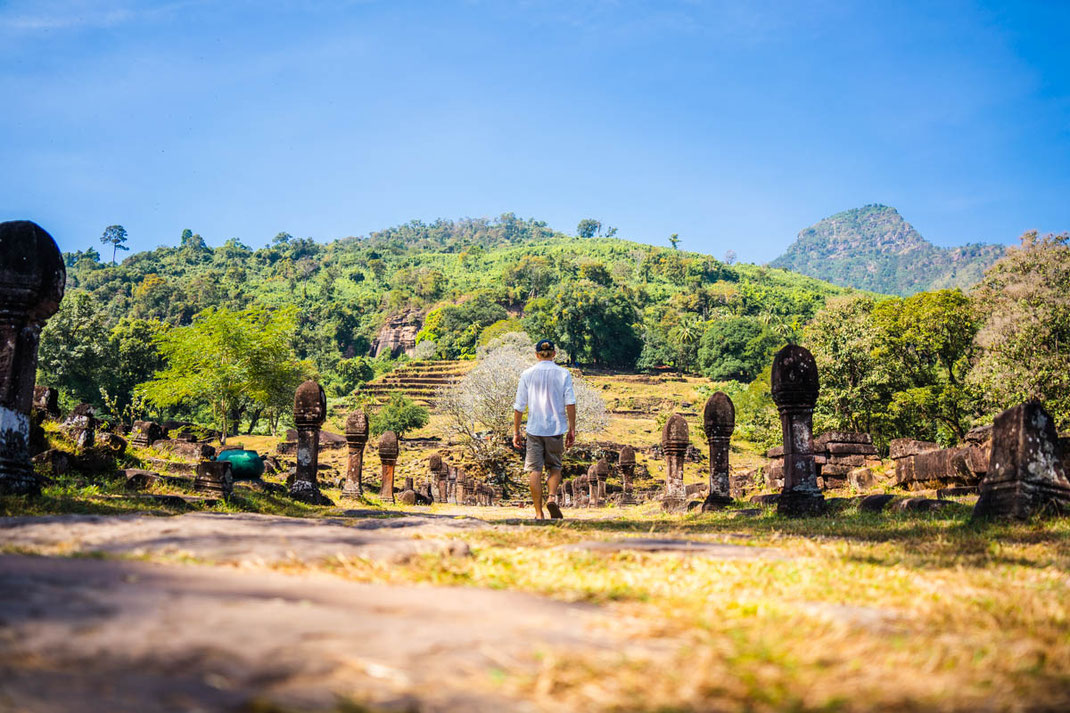 一名男子走在通往 Vat Phou 的小路上。