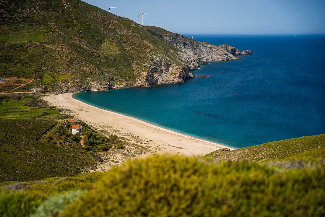 Ausblick auf den einsamen langen Sandstrand beim Dorf Potami.