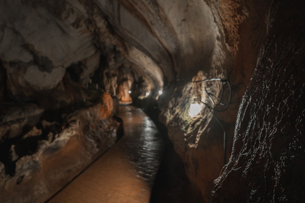 Los estrechos pasadizos de piedra iluminados del interior de la cueva de Tham Chang.