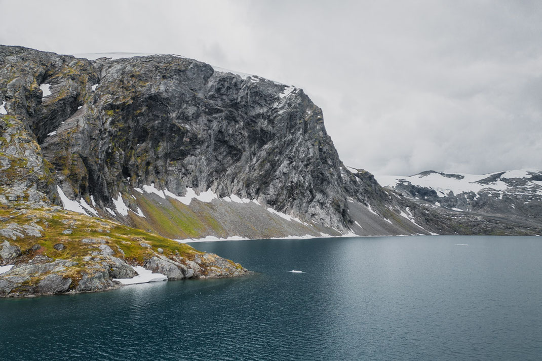 Eine beeindruckende Berglandschaft mit Gletschern, Felsen und Seen zieren den Weg zum Geiranger Fjord.