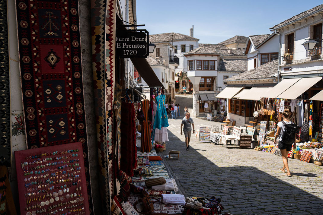 Bunter, alter Bazaar in der malerischen Stadt Gjirokastra.