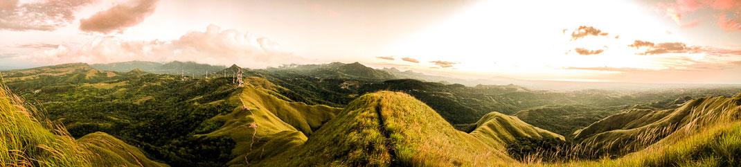 Vue panoramique du Cerro la Silla au lever du soleil.