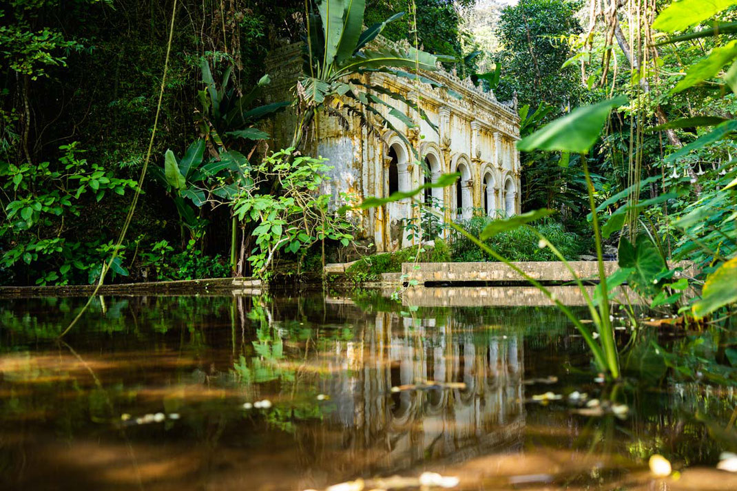 Un antiguo templo entre una densa selva en Chiang Mai.