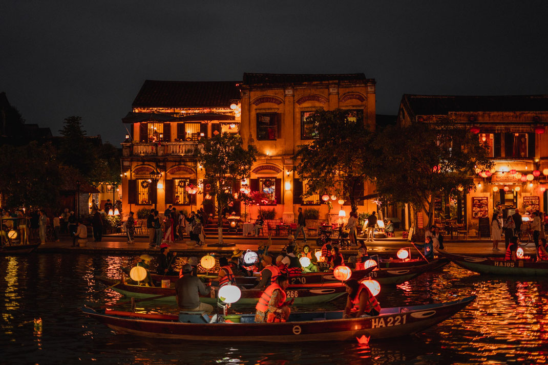 Die malerische Altstadt des vietnamesischen Hoi An ist in den Abendstunden mit bunten Laternen beleuchtet.