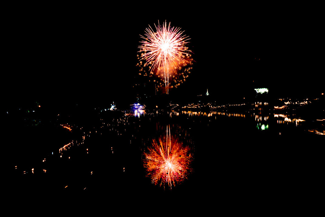 水面に映るチェンマイの川の上の大きな花火。