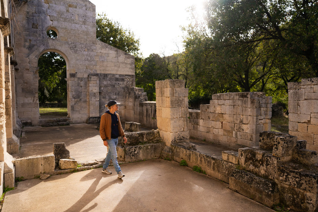 Ein Mann geht durch eine alte Kirchenruine in der Nähe von Sedini.