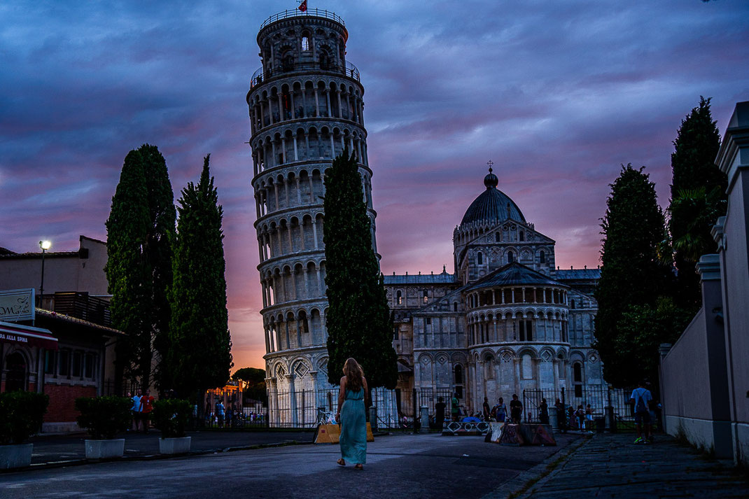 Der Schiefe Turm von Pisa bei Sonnenuntergang.
