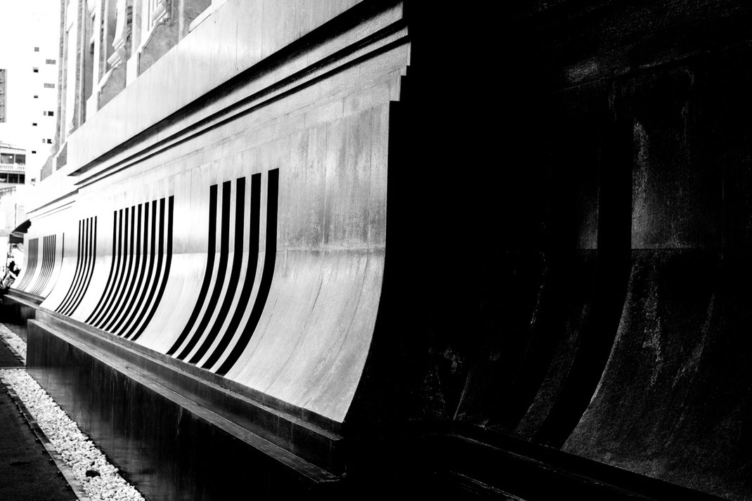 Foto en blanco y negro de una pared del templo Wat Traimit, en Chinatown.