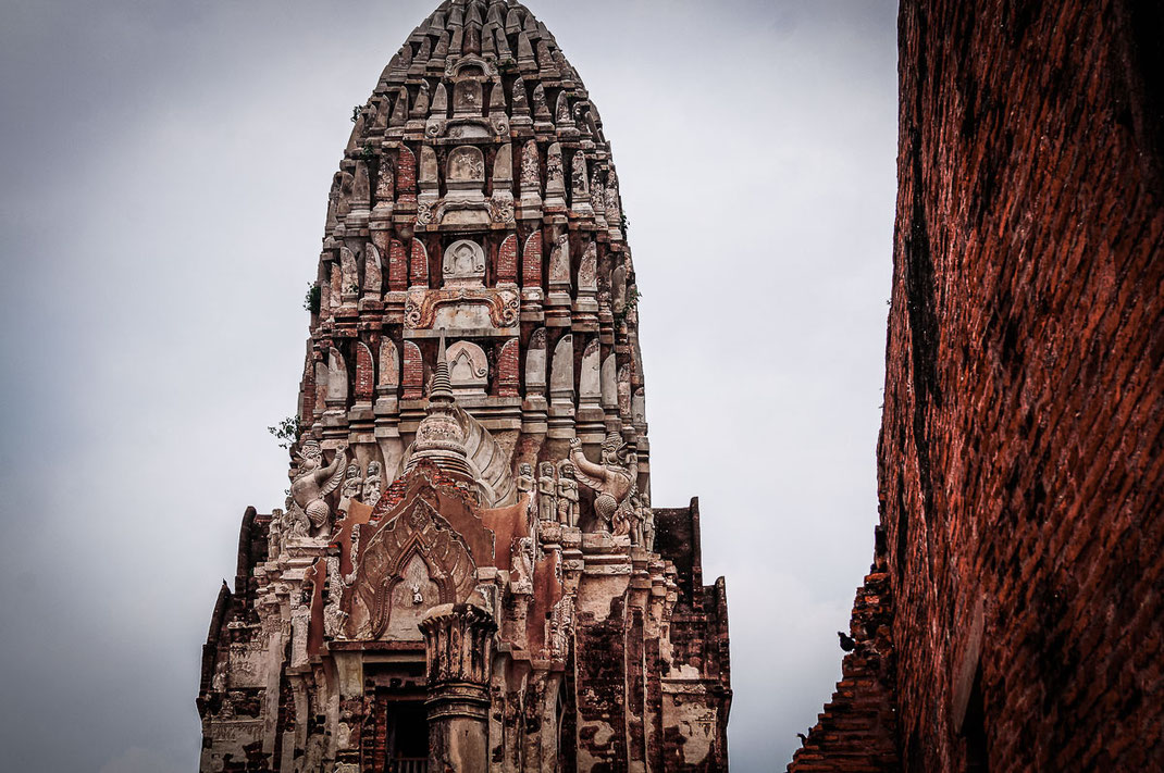 El prang central de Wat Ratchaburana y sus figuras finamente elaboradas.