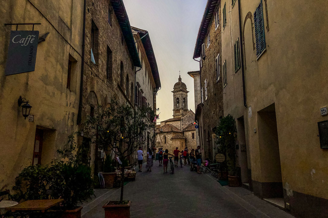 Die malerische Kirche Pieve dei Santi Quirico e Giulitta in den bunten Gassen der Stadt.