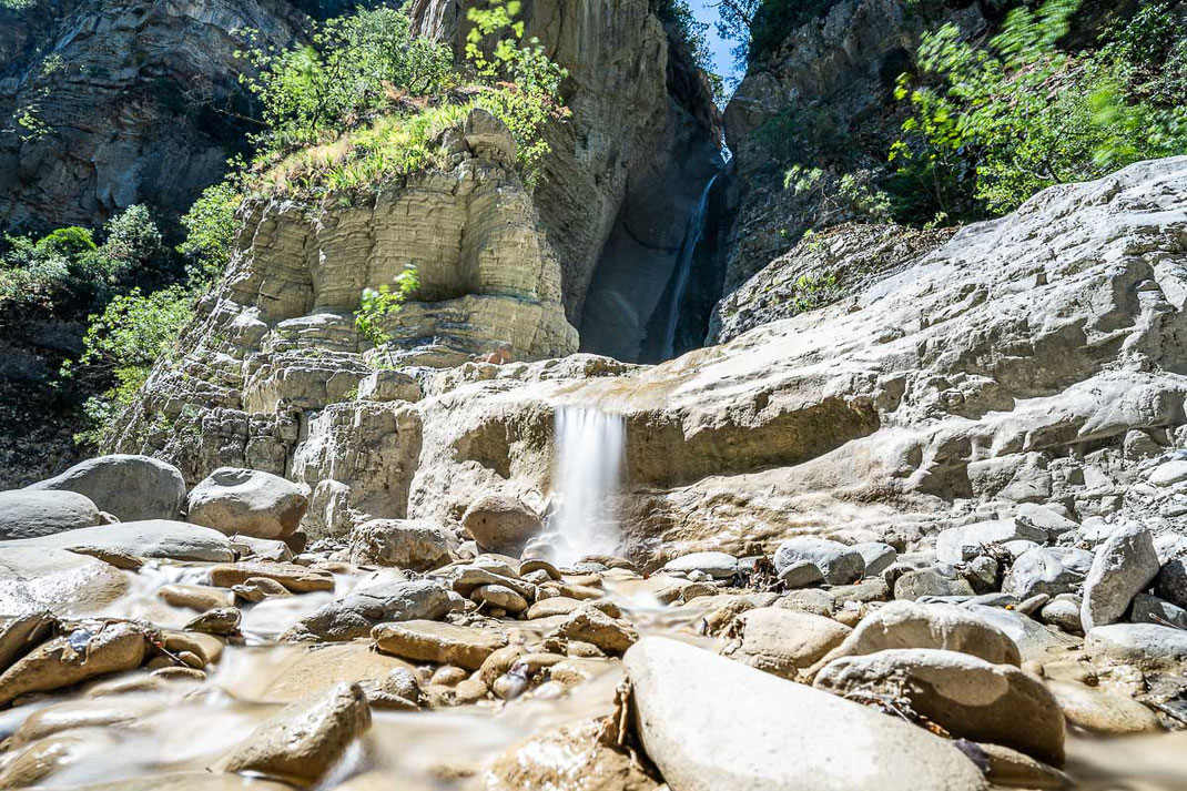 Malerischer Wasserfall am Ende der Wanderung durch den Lengarica Canyon.
